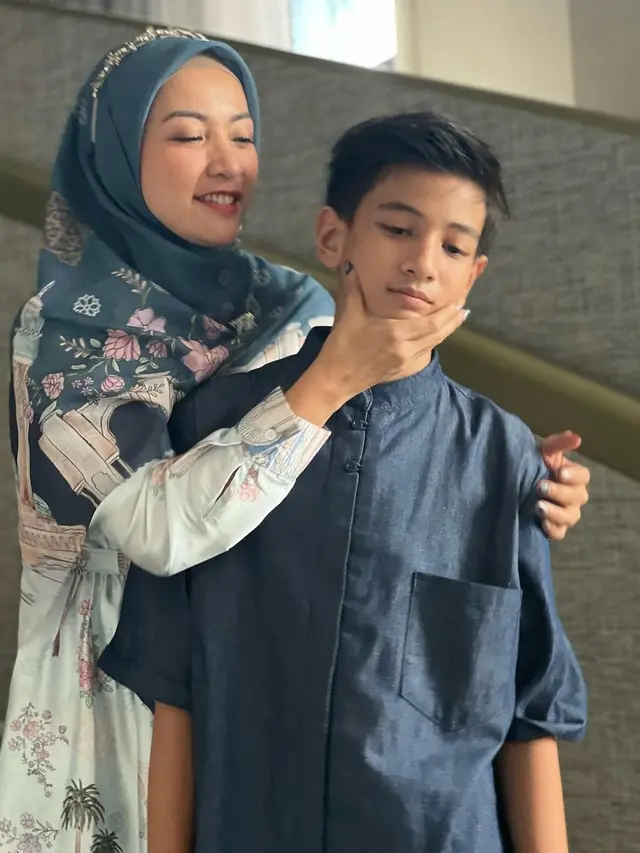 Hesti Purwadinata tampil berhijab