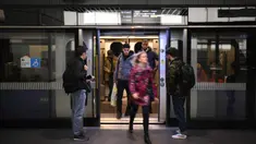 Penumpang tiba di stasiun kereta bawah tanah Canary Wharf Elizabeth Line yang baru dibuka di London Timur, Inggris, Senin (7/11/2022). Elizabeth Line mulai berjalan pada bulan Mei ketika dibuka oleh Ratu Elizabeth. (Daniel LEAL / AFP)