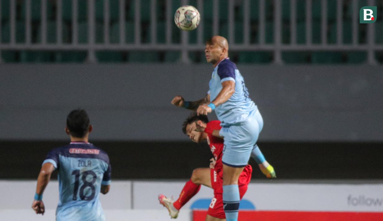 Penyerang Persela Lamongan, Ivan Carlos melepaskan sundulan yang berbuah gol ke gawang Persija Jakarta dalam laga pekan ke-4 BRI Liga 1 2021/2022 di Stadion Pakansari, Bogor, Jumat (24/09/2021). Persela kalah 1-2. (Bola.com/Bagaskara Lazuardi)