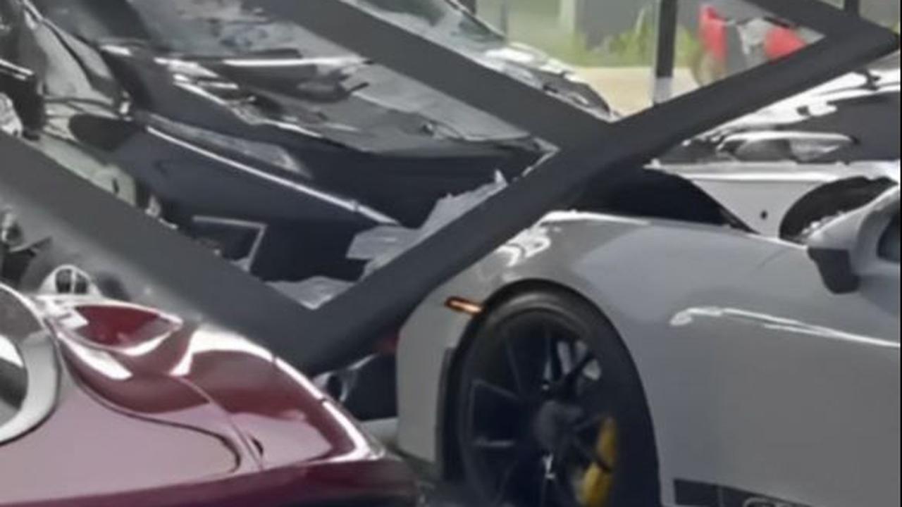 Kondisi Porsche seharga Rp8,9 miliar itu ringsek di bagian depannya. Jendela Showroom tampak jebol dan pecahan kaca berserakan.