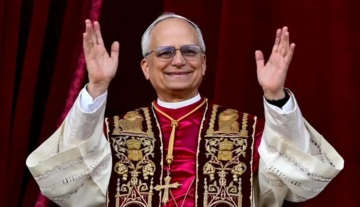 Robert Francis Prevost memilih nama kepausan Leo XIV. Tampak dalam foto, Paus Leo XIV yang baru terpilih, Robert Francis Prevost saat berpidato di hadapan puluhan ribu umat Katolik dari balkon loggia utama Basilika Santo Petrus untuk pertama kalinya di Vatikan, pada 8 Mei 2025. (Tiziana FABI/AFP)