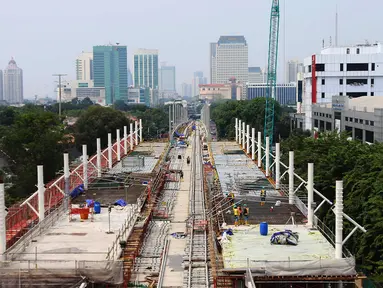 Suasana pemasangan rel kereta proyek pembangunan MRT di Jakarta, Selasa (31/10). Pembangunan fisik Mass Rapid Transit (MRT) Jakarta fase 1 hingga akhir September 2017 telah mencapai 80%. (Liputan6.com/Angga Yuniar)