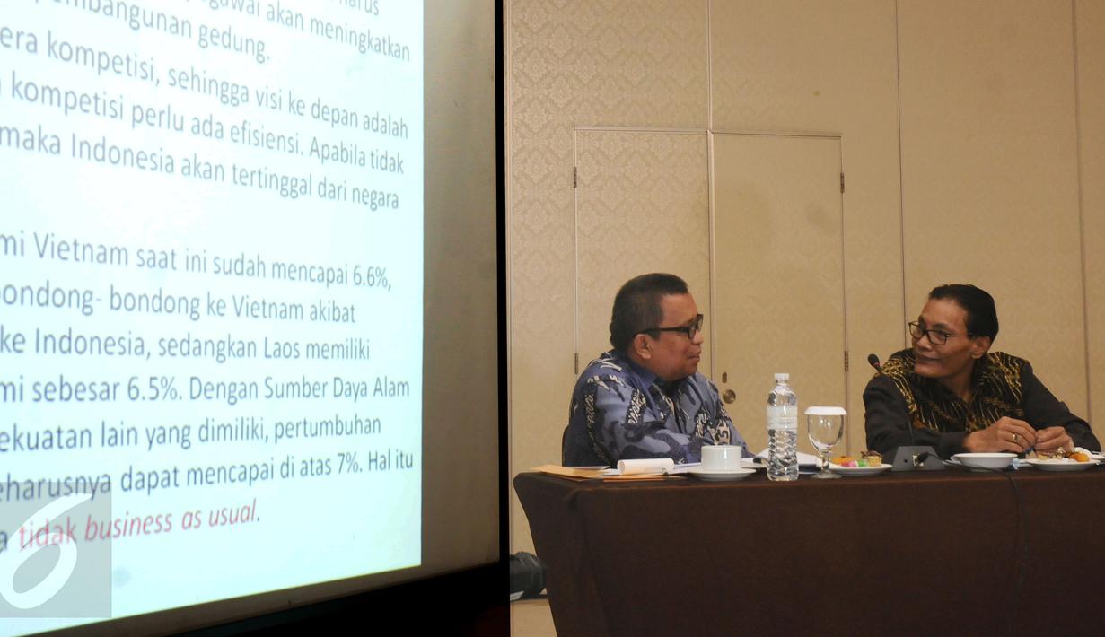 Direktur Kerjasama Luar Negeri BNP2TKI, Fachry Sulaiman(kiri) berbincang dengan Direktur Pementaan dan Harmonisasi Kualitas TKLN, Naekma saat Penajaman Cetak Biru Kedeputian KLNP 2016-2019 di Bogor, Kamis (10/12/2015). (Liputan6.com/Helmi Fithriansyah)