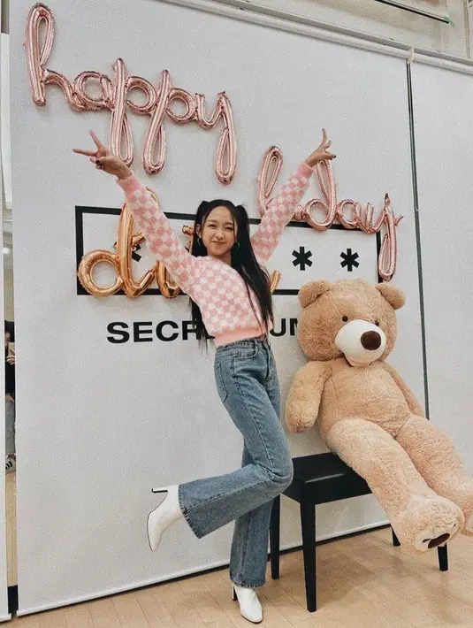 Penampilan Dita Karang sejak awal debut sudah mencuri perhatian netizen Tanah Air. Selain jago menari, Dita juga memiliki kemampuan bernyanyi yang baik. (Instagram/secretnumber.official).