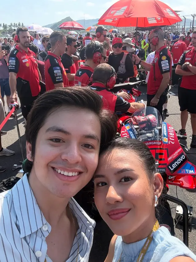 Anti Meleleh, Makeup dan Gaya Rambut Shenina Cinnamon Tetap On Point di Tengah Panasnya Mandalika