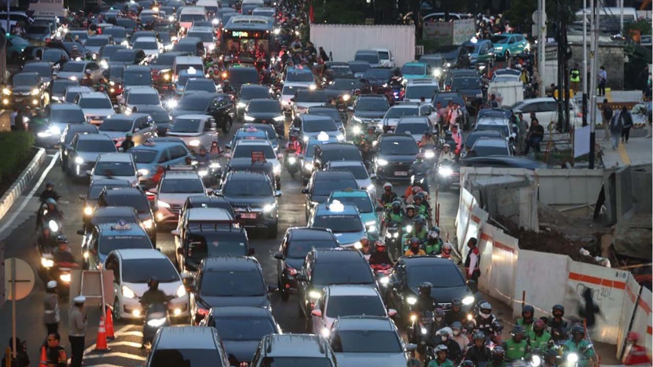 FOTO: Macet Horor di TB Simatupang, Gubernur DKI Ultimatum Proyek Galian Rampung Oktober