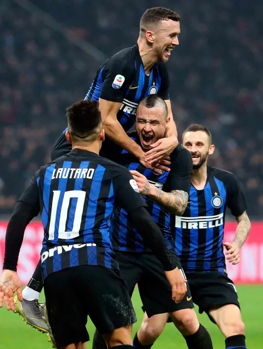 Gelandang Inter Milan Radja Nainggolan (tengah) melakukan selebrasi bersama rekan-rekannya usai mencetak gol ke gawang Sampdoria pada Serie A di Stadion San Siro, Milan, Minggu (17/2). Nainggolan mencetak gol penentu bagi Inter. (Matteo Bazzi/ANSA via AP)
