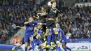 Aksi pemain Chelsea, David Luiz saat menghalau bola dari serbuan para pemain Leicester City pada putaran ketiga Piala Liga Inggris di Stadion King Power, (21/9/2016) dini hari WIB. (Reuters/Darren Staples)