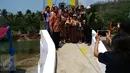 Perwakilan SCTV dan warga berfoto di Jembatan Asa SCTV ke-5 yang ada di Desa Sirna Bakti Kec. Pamengpeuk Kab Garut, Sabtu (14/11/2015). (Dokumentasi SCTV)