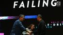 CEO KapanLagi Youniverse Steve Christian (kiri) bersalaman saat menjadi pembicara dalam Talk Show Failing Forward di Kota Kasablanka Mall, Jakarta, Sabtu (27/10). (Merdeka.com/Imam Buhori)