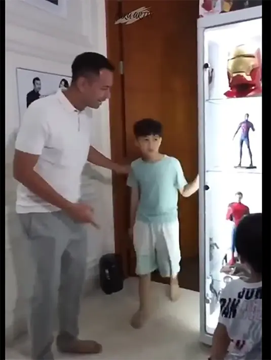 Seperti video yang beredar beberapa waktu lalu, Raffi membebaskan putranya membeli mainan. Raffi mengira mainan yang akan dibeli putranya murah, ternyata harganya buat pria dua orang anak itu pusing. [Youtube/ParaArtis_]