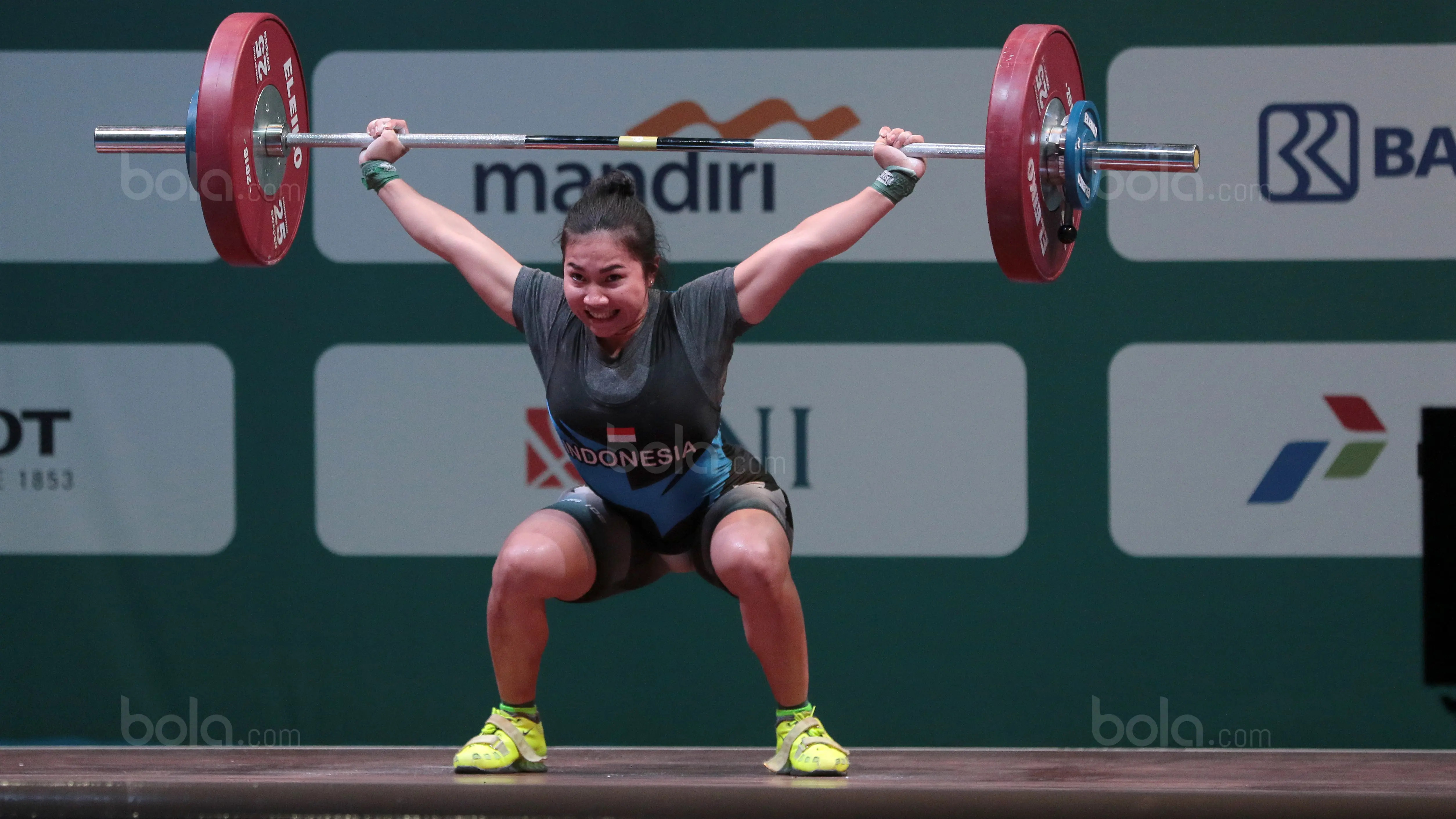 Dewi Safitri saat turun pada kelas 53 kg di Hall A Arena Pekan Raya Jakarta, Kemayoran, Rabu (11/2/2018). Dewi Safitri menang dengan total angkatan 184 kg. (Bola.com/Nicklas Hanoatubun)