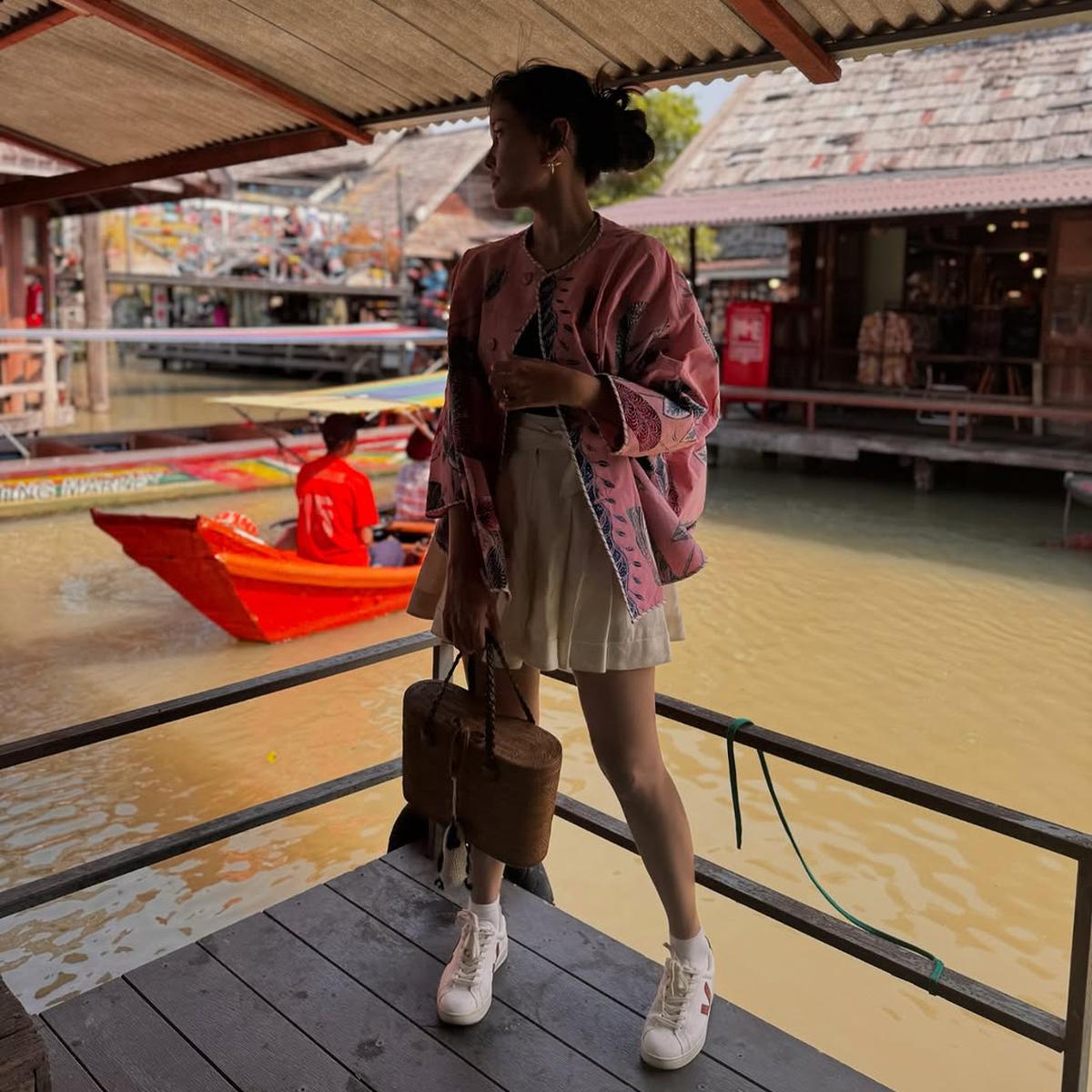 Pesona Titi Radjo Padmaja saat Kenakan Batik dengan Berbagai Model, Super Elegan dan Kasual