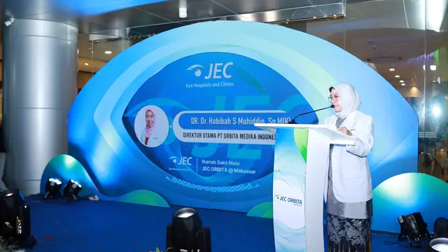 Direktur Utama PT Orbita Medika Indonesia, DR. Dr. Habibah S. Muhiddin, SpM(K), Memberikan Sambutan saat Peresmian RS Mata JEC-Orbita @ Makassar pada Sabtu, 3 Februari 2024.
