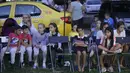 Anak-anak menyaksikan pemutaran film bertema kekerasan aparat, dalam sebuah festival 'outdoor' di Bucharest, Rumania (31/8/2021). Sejumlah film yang ditampilkan dalam festival film ini menampilkan fakta mengenai kekerasan aparat pada warga sipil. (AP Photo/ Vadim Ghirda)