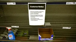 Rak-rak kosong tempat cairan pembersih tangan di sebuah supermarket di Sydney, Rabu (4/3/2020). Supermarket terbesar Australia mengumumkan batas pembelian tisu toilet dan pembersih tangan (handsanitizer) setelah terjadi panic buying akibat ketakutan penyebaran virus corona COVID-19 (PETER PARKS/AFP)