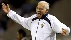 Fenerbahce SK's coach Spanish Luis Aragones reacts during their Champions League group G matchday 1 football match against FC Porto at the Dragao Stadium in Porto, on September 17, 2008. AFP PHOTO / MIGUEL RIOPA 