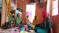 Keluarga korban RS pesilat yang tewas dalam ujian kenaikan sabuk di Banyuwangi merasakan duka mendalam (Hermawan Arifianto/Liputan6.com)