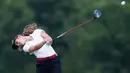 Pegolf Rachel Heck melakukan pukulan pada putaran final Amerika Terbuka di Trump National Golf Club-New Jersey, 16 Juli 2017 waktu setempat. Sejumlah pegolf cantik ikut serta pada turnamen golf ini. (Matt Sullivan/Getty Images/AFP)