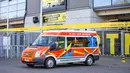 Sebuah ambulans terlihat di luar pusat pengujian COVID-19 di stadion milik Borussia Dortmund di di Jerman (4/4/2020). Diharapkan pusat tersebut akan mengurangi tekanan terhadap fasilitas medis di Kota Dortmund. (Xinhua/Joachim Bywaletz)