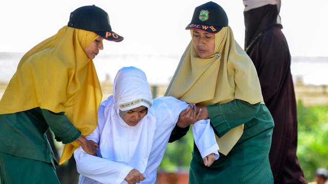Kepergok Mesum, Manajer Hotel dan Karyawati Dihukum Cambuk di Aceh