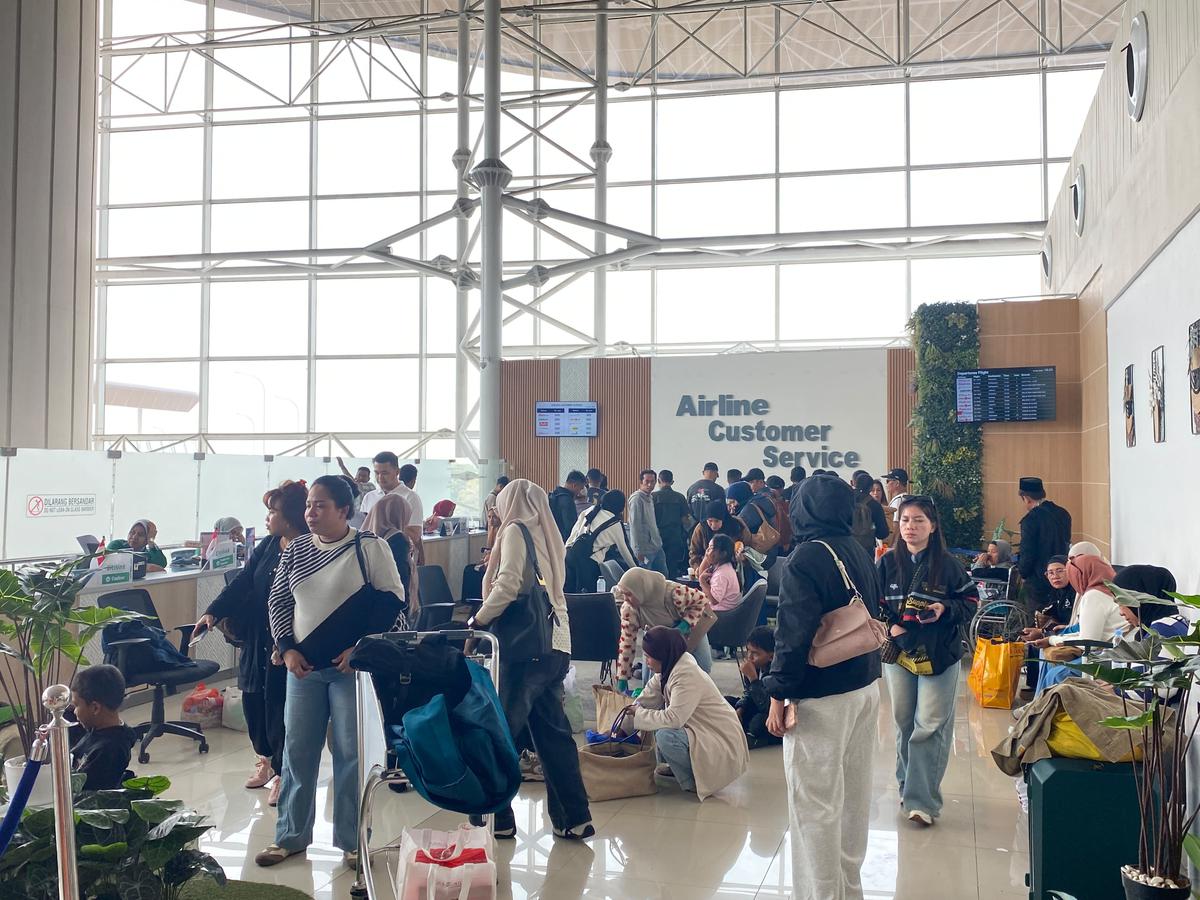 Kondisi ruang tunggu keberangkatan Bandara Internasional Sultan Hasanuddin.