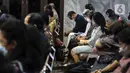 Jemaat mengikuti ibadah perayaan malam Natal di Gereja Protestan Indonesia Bagian Barat (GPIB) Effatha, Jakarta, Jumat (24/12/2021). Ibadah malam ini mengangkat tema Nyanyian Pujian. (Liputan6.com/Johan Tallo)