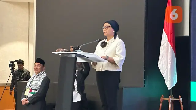 Menteri Luar Negeri Republik Indonesia (Menlu RI) Retno Marsudi dalam acara penghargaan yang diselenggarakan MUI di Jakarta, Kamis (3/10/2024). (Liputan6.com/Benedikta Miranti)