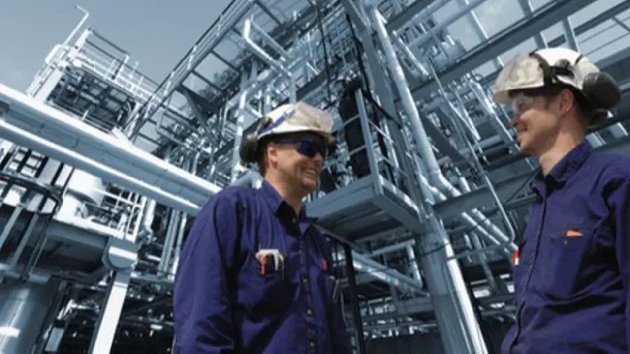 Selain itu, dia mengusulkan bea untuk impor peralatan pengeboran kalau perlu nol persen, karena hal tersebut sangat penting untuk Pertamina bekerja.