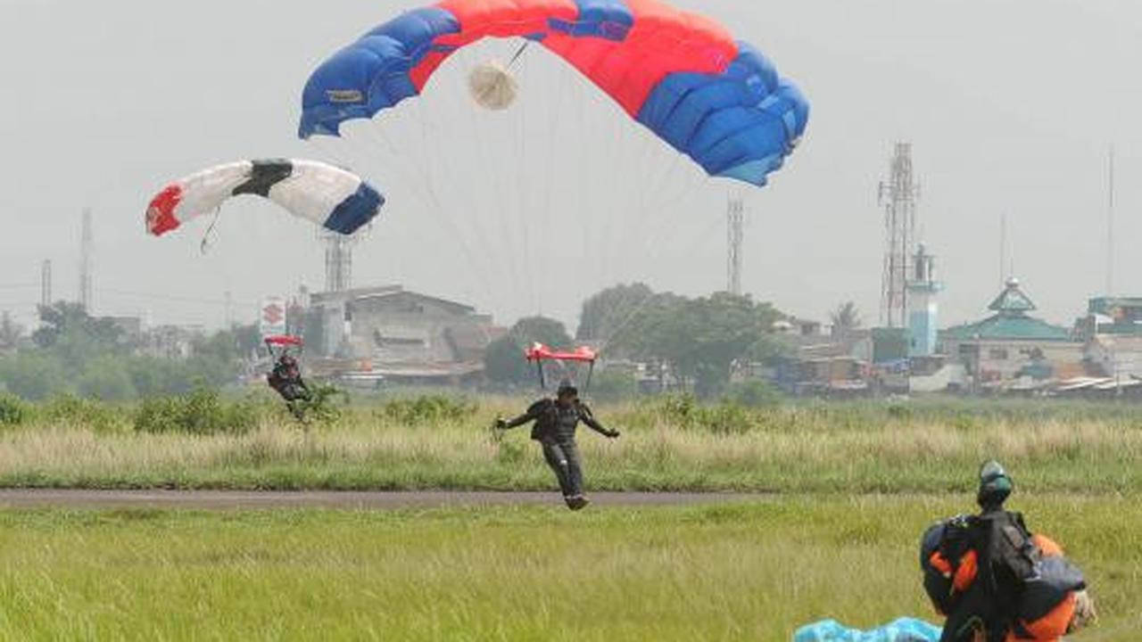 Penerjun payung buat formasi 8 arah mata angin di udara