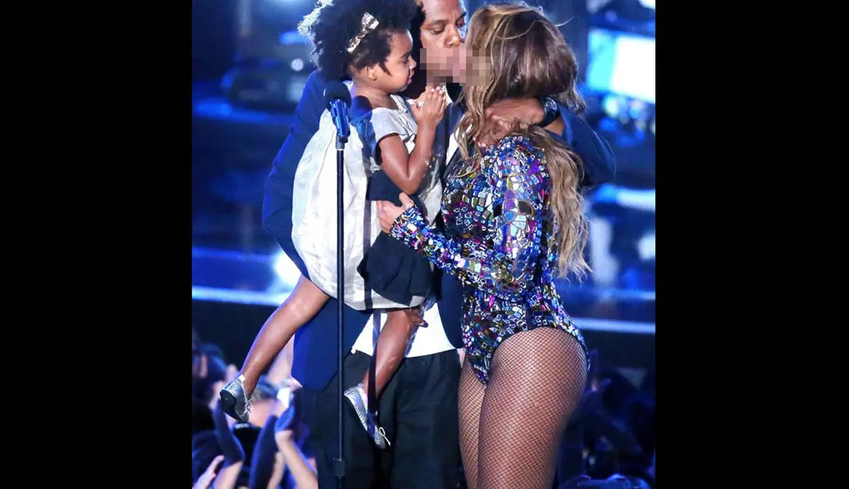 Beyonce dan Jay-Z tampak berciuman saat menerima penghargaan di ajang MTV VMA 2014, California, (24/8/14). (Mark Davis/Getty Images/AFP)