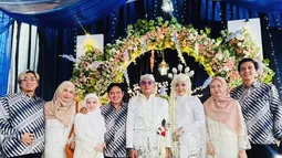 Tidak hanya sendiri, para personel Kangen Band juga didampingi istri mereka masing-masing. Bahkan istri anggota Kangen Band ini kompak mengenakan baju nikah dengan warna dan gaya senada. (Liputan6.com/IG/@ruang_tama)