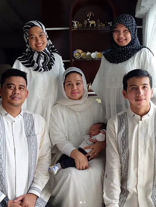 Kekompakan keluarga Bobby Nasution ini nampaknya patut diacungi jempol. Meski sang ayah sudah berpulang ke haribaan sang pencipta, namun Bobby beserta ibu, dua orang kakaknya dan kakak iparnya. (Instagram/adhe_srg)