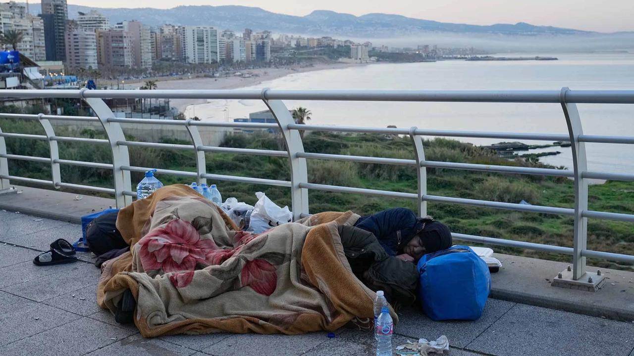 FOTO: Miris! Pengungsi Beirut Bertahan di Tepi Pantai Setelah Serangan Israel