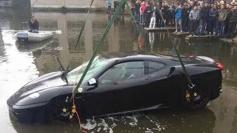 Habis Ngebut, Ferrari F430 Terpaksa 'Berenang' di Selokan