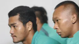 Kiper timnas Indonesia U-19, Awan Setho, serius mendengarkan pengarahan jelang keberangkatan untuk mengikuti turnamen Piala AFF U-19 2016. (Bola.com/Vitalis Yogi Trisna)
