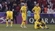 Timnas Malaysia menyusul Vietnam harus tersingkir pada fase grup Piala Asia 2023 setelah menderita kekalahan kedua. Setelah kalah 0-4 dari Yordania pada laga pertama Grup E, Malaysia kembali takluk kali ini dari Bahrain pada laga kedua dengan skor tipis 0-1 di Jassim bin Hamad Stadium, Al Rayyan, Qatar, Sabtu (20/1/2024) sore waktu setempat. Kekalahan ini terbilang menyakitkan bagi Tim Harimau Malaya karena gol kemenangan Bahrain yang dicetak Ali Madan tercipta tepat pada menit akhir masa injury time babak kedua yang berdurasi lima menit. Menyisakan laga pamungkas kontra Korea Selatan, praktis peluang Malaysia telah tertutup untuk lolos ke 16 besar dan dipastikan akan menjadi juru kunci Grup E. (AP Photo/Thanassis Stavrakis)