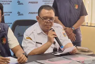 Kepala Suku Dinas Tenaga Kerja, Transmigrasi, dan Energi (Sudin Nakertransgi) Jakarta Selatan, Syamwil (Antara)