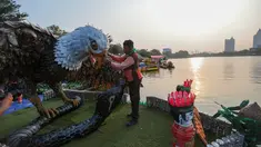 Petugas Pasukan Oranye DLH DKI Jakarta menyelesaikan pembuatan perahu berbahan botol plastik bekas di kawasan Danau Sunter Selatan, Jakarta Utara. Sebanyak 43 perahu dengan beragam desain unik disiapkan untuk meramaikan CiLung Fest 2026, Selasa (13/10/2026).(KLY/Budy Santoso)