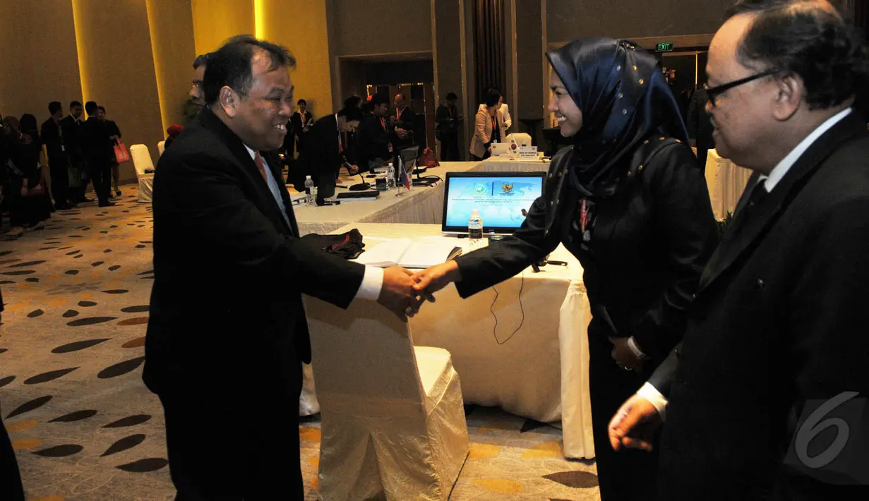 Ketua Mahkamah Konstitusi (MK) Arief Hidayat (kiri) menyambut kedatangan Sekretaris Jenderal (Sekjen) negara-negara peserta pada pertemuan Sekjen MK se-Asia di Jakarta, Senin (25/5/2015). (Liputan6.com/Herman Zakharia)
