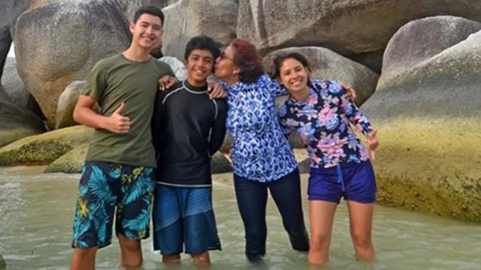 Susi Pudjiastuti dan keluarga saat berlibur di Pulau Belitung. (dok. Instagram @alvy_xavier/https://www.instagram.com/p/BsLRRmHnRf3/Putu Elmira)