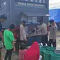 Personel Satbrimob Polda Sulteng sedang memasok air bersih menggunakan Mobil Water Treatment di lokasi pengungsian di Masamba pascabencana banjir bandang. (Foto: Bid. Humas Polda Sulteng).