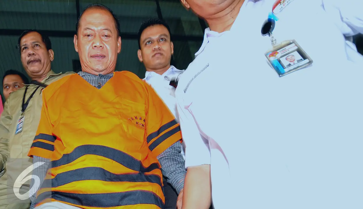 Kepala Biro Administrasi Umum dan Keuangan Universitas Udayana Made Meregawa usai menjalani pemeriksaan di gedung KPK, Jakarta, Selasa (28/07/2015). (Liputan6.com/Yoppy Renato)