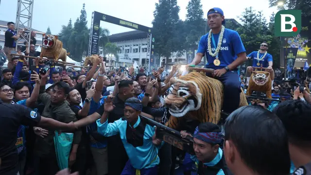 Foto: Akhiri Pawai Juara BRI Liga 1 2023/2024 di Gedung Sate, Penggawa Persib Bandung Diarak Singa Depok