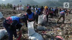 Warga bersama anggota TNI, Polri, pemuda karang Taruna melakukan aksi membersihkan sampah di Pantai Loji, Desa Sangrawayang, Pelabuhan Ratu, Sukabumi, Jawa Barat, Jumat (6/10/2023). (merdeka.com/Imam Buhori)
