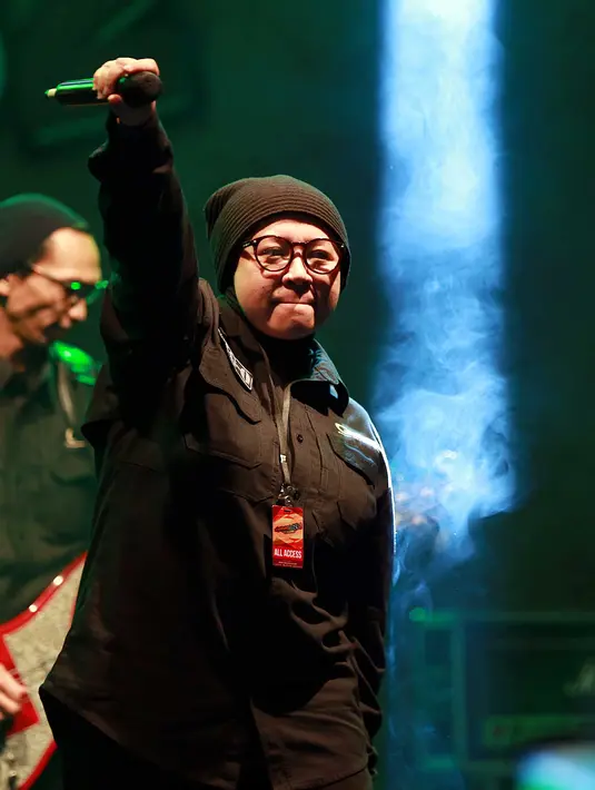 Melly Goeslaw  membangun interaksi dengan para penonton yang membuat suasana panggung outdoor menjadi meriah. (Deki Prayoga/Bintang.com)