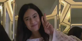 Dian juga mengenakan setelan modest bermotif dari atasan lengan panjang dipadukan celana panjang motif dan warna senada. [@therealdisastr]