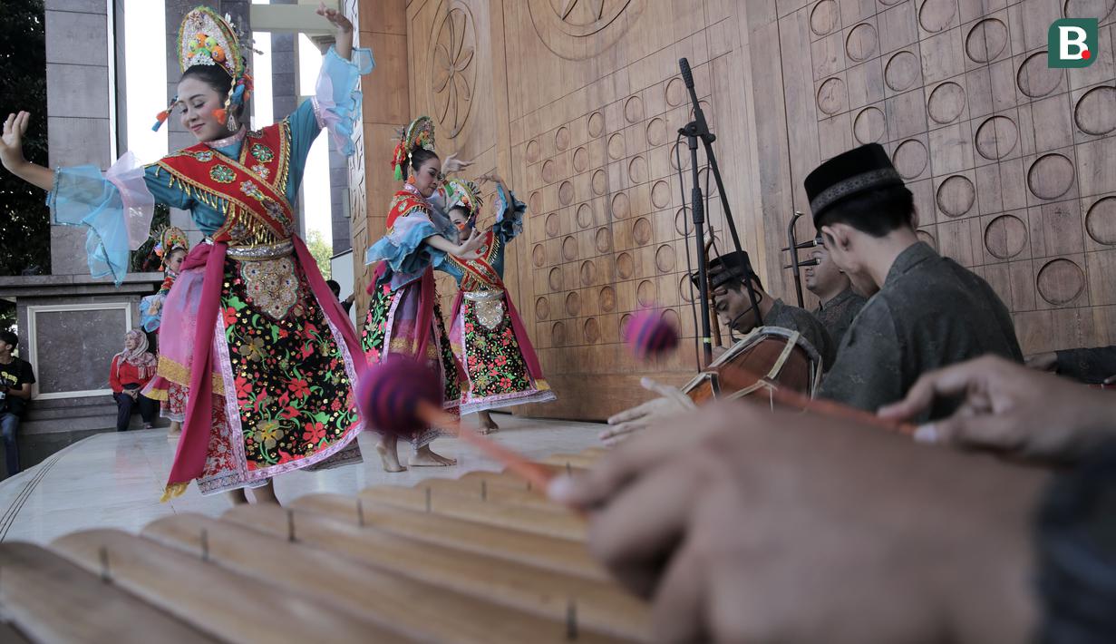 Tarian penyambut disajikan atas kunjungan budaya tiga Legenda Liverpool di Kawasan Perkampungan Betawi Setu Babakan, Jakarta (9/9/2018). (Bola.com/Peksi Cahyo)