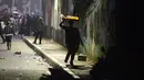 Massa dari berbagi elemen mahasiswa  dan masyarakat melakukan perlawanan usai dipukul mundur  polisi di kawasan Slipi, Jakarta, Kamis, 27 Agustus 2026. (KLY/ Arie Basuki)