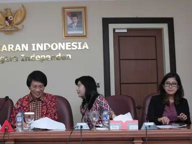 Komisioner KPI Agatha Lily (kedua kanan) bersama dewan juri Anugerah KPI Hanung Bramantyo, Ka Seto, dan Meutya Viada Hafid saat memberikan keterangan penyelenggaraan Anugerah KPI 2015 di Jakarta, Jumat (27/11). (Liputan6.com/Angga Yuniar)